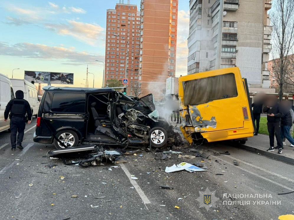 Маршрутка з пасажирами потрапила в автотрощу: є загибла (фото)