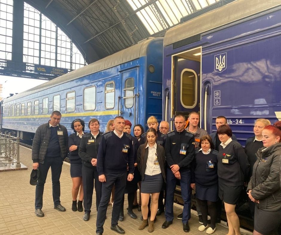 Зустріли оплесками. Обстріляний потяг з Херсона прибув до Львова хвилина в хвилину