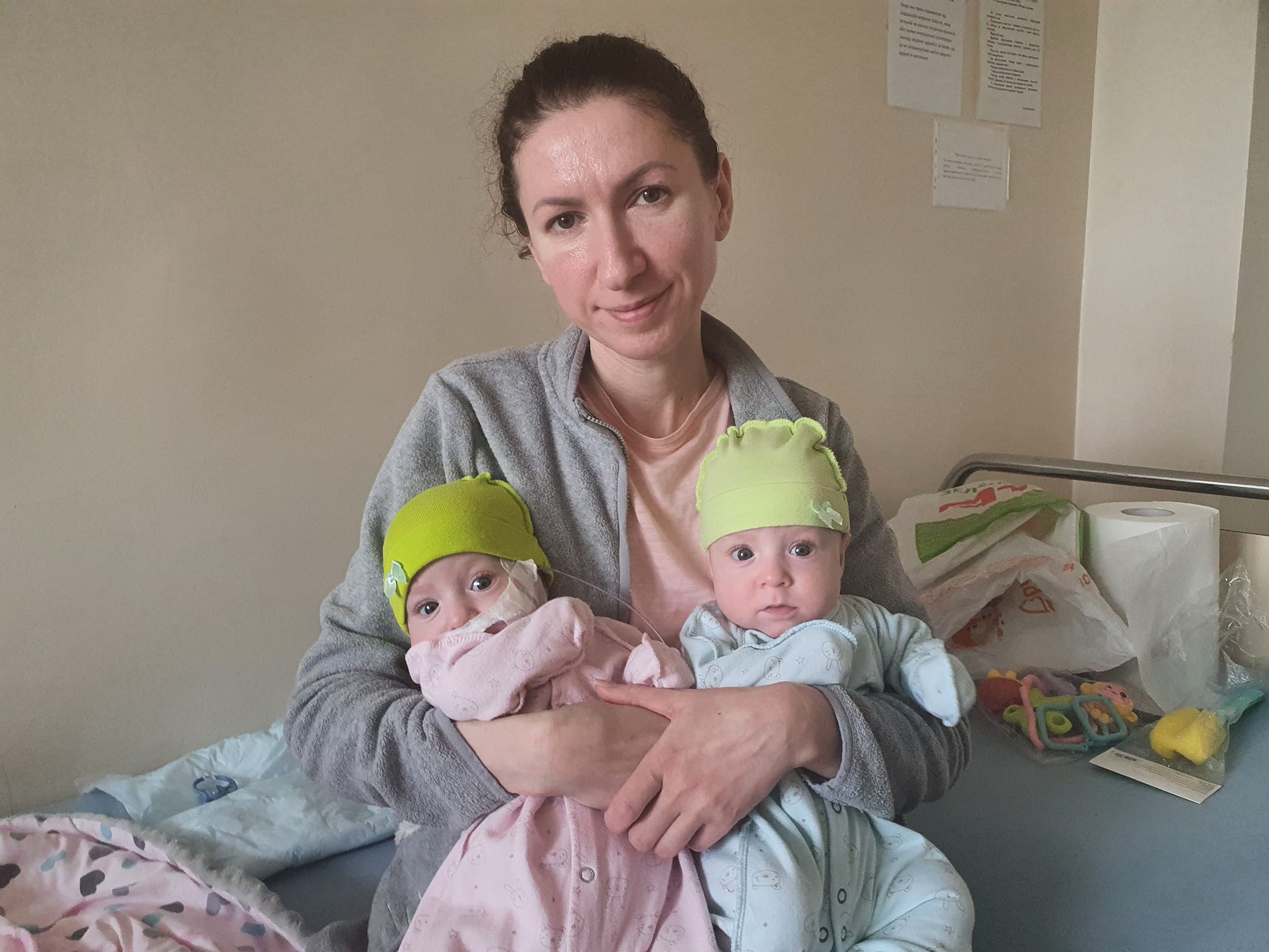 Львівські лікарі врятували близнючок-немовлят, які захворіли на пневмонію в укритті