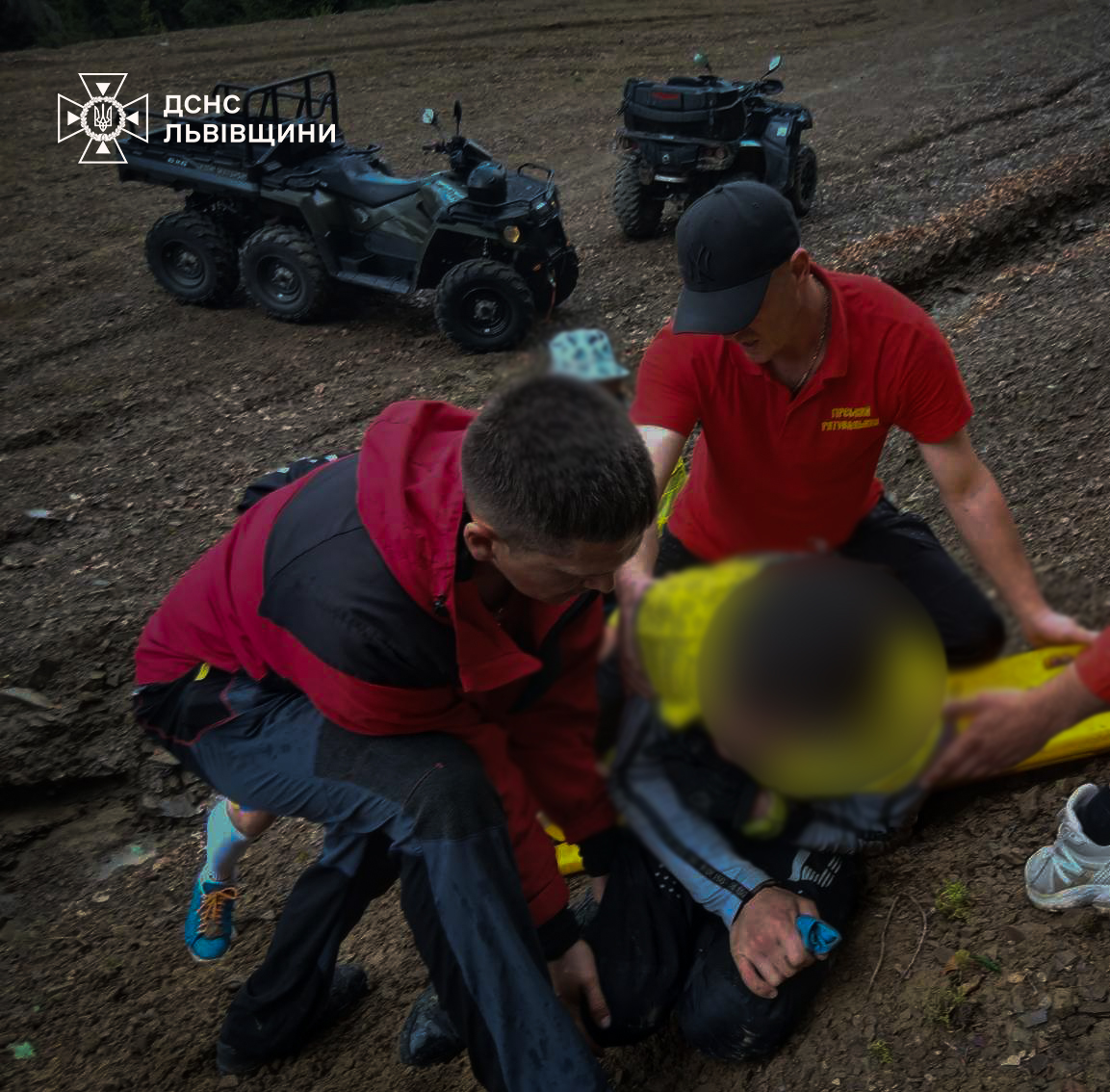 Спускався з гори і травмувався: надзвичайники врятували велосипедиста (фото)