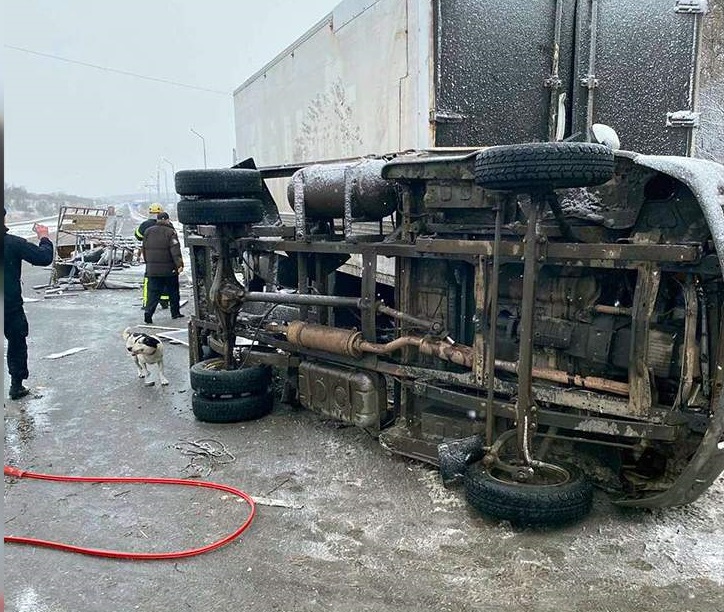 ДТП за участі мікроавтобуса та вантажівки на Харківщині. Троє людей загинуло