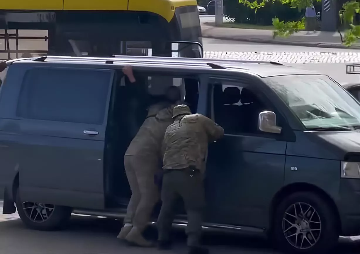 На Львівщині чоловік намагався втекти з автомобіля ТЦК (відео)
