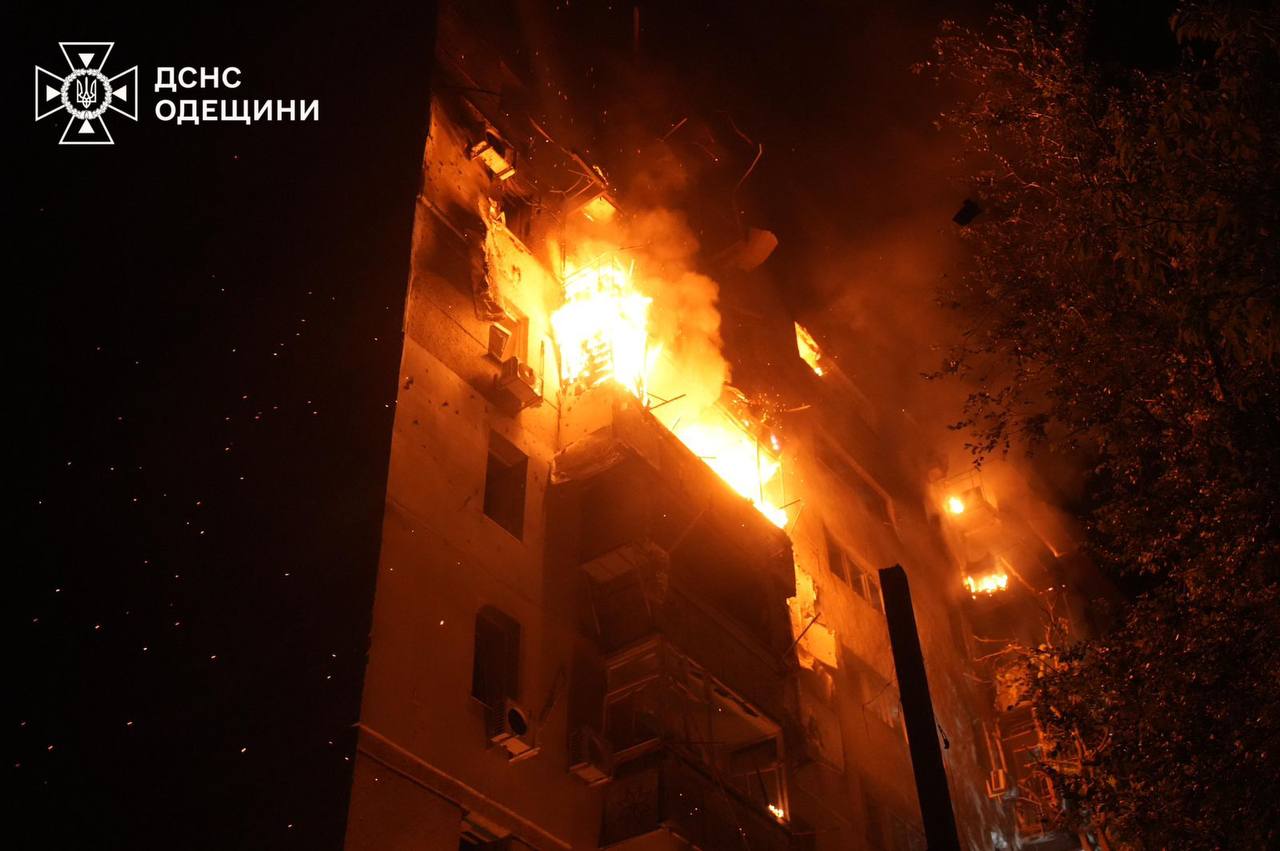 Наслідки нічного удару Росії по Одесі: горіла багатоповерхівка, одна людина загинула (фото)