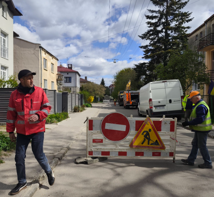 Глибина 3,5 метра та нові труби: "Львівводоканал" ліквідовує масштабну аварію (фото)