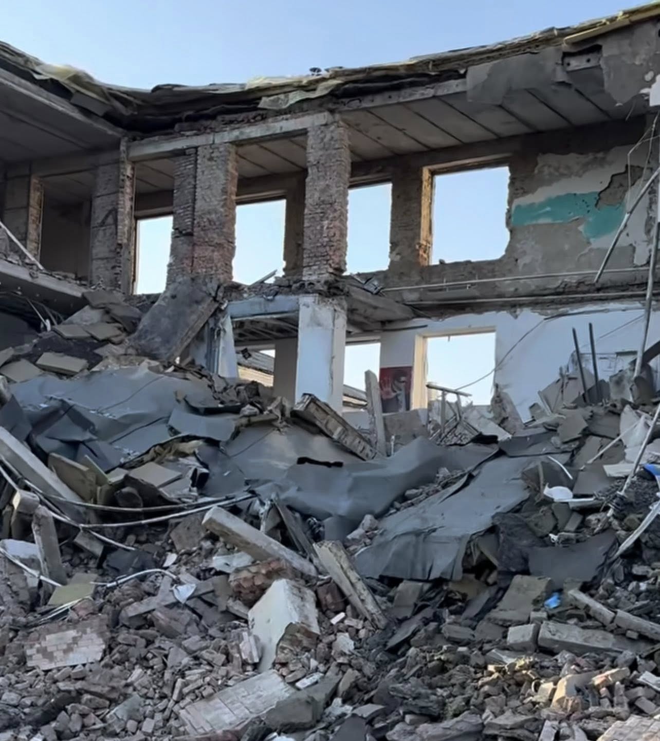 Внаслідок ворожого обстрілу зруйнована швейна фабрика на Хмельниччині (фото)