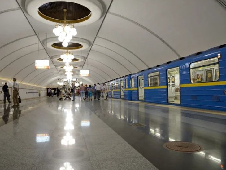У Києві на пів року зупинять рух поїздів метро між станціями «Деміївська» і «Теремки»