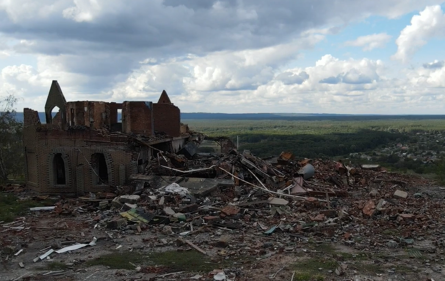 Хроніки навали орків. Як виглядає зруйнований Ізюм після нашестя окупантів