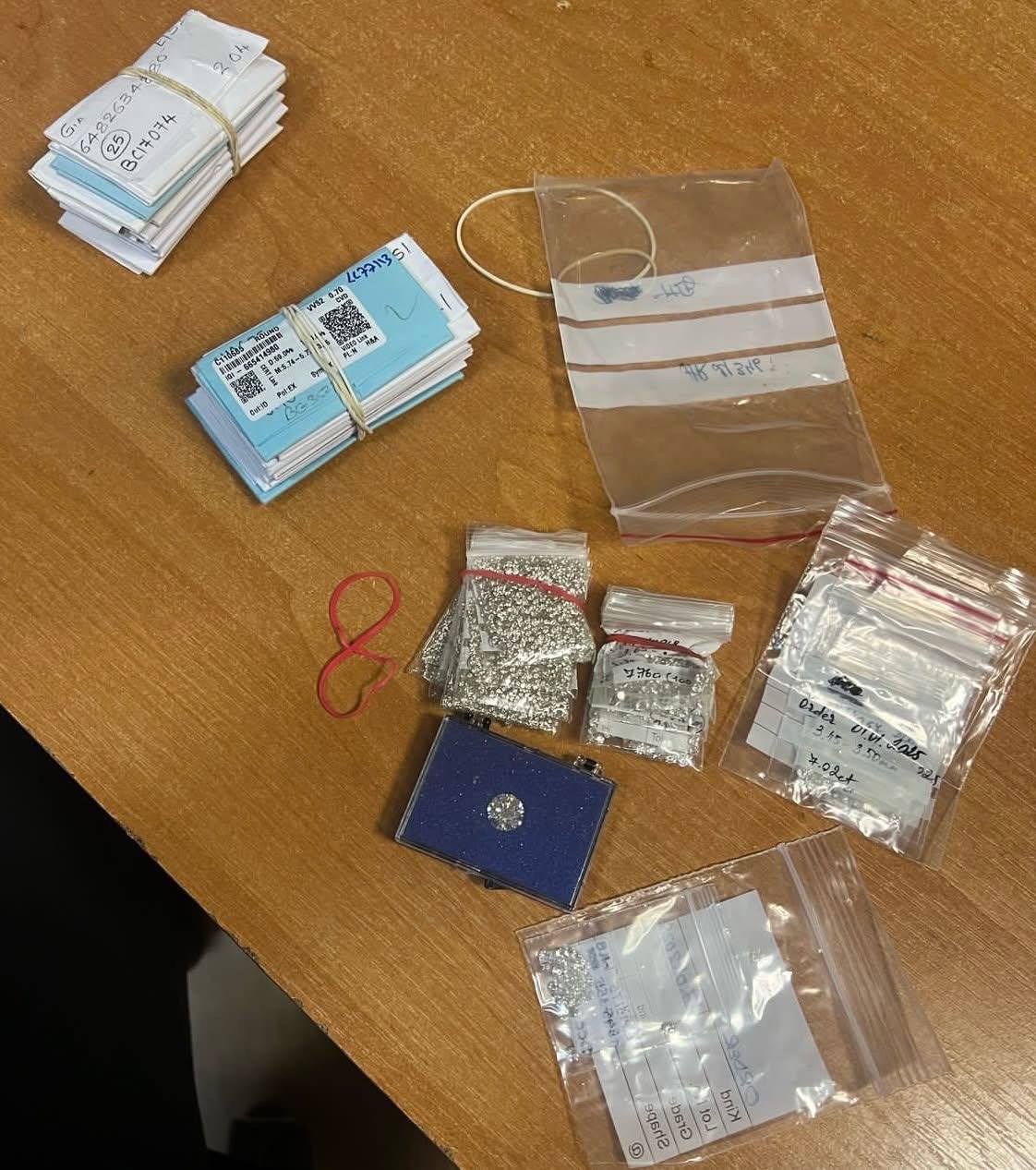 На кордоні з Польщею в автобусі виявили 355 карат ймовірних діамантів