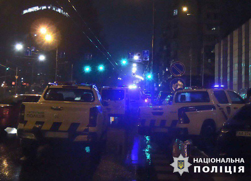 З'явилося нове відео стрілянини в готелі у Києві