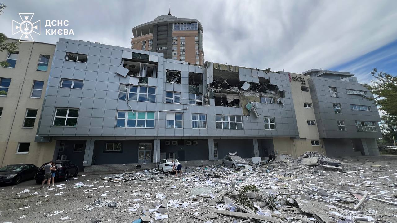 Росіяни повторно обстріляли Київ: є загиблі, зруйнована будівля медцентру