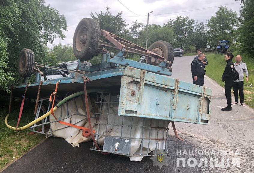 Біля Львова загинула пасажирка авта, в яке в'їхав причіп від трактора
