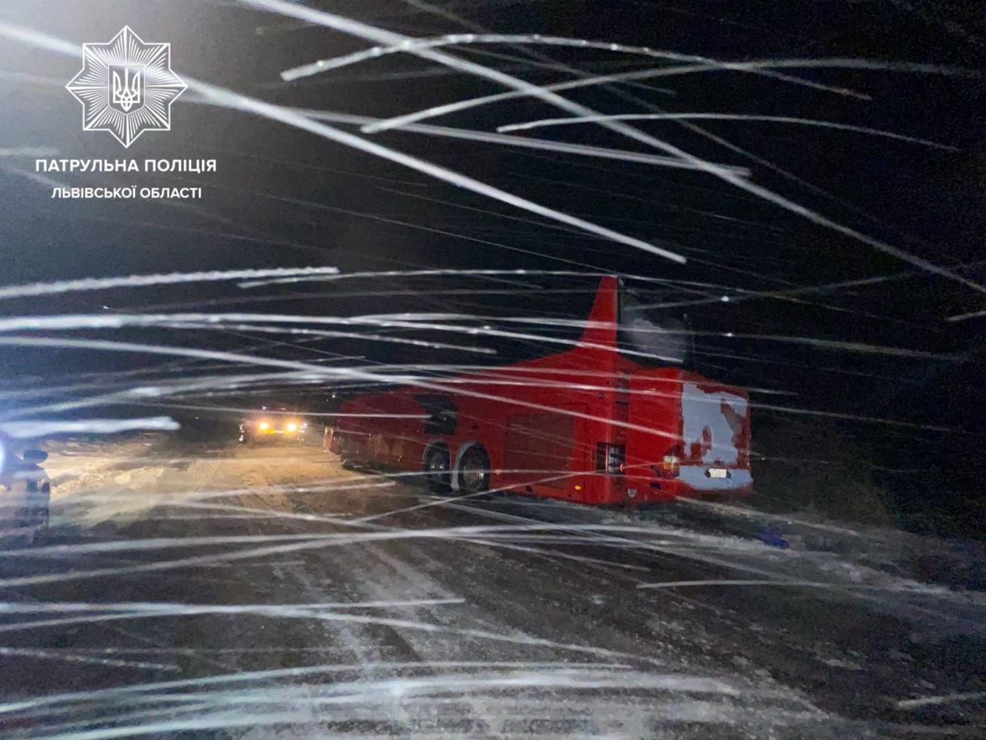 На Львівщині автобус з пасажирами потрапив у "снігову пастку"