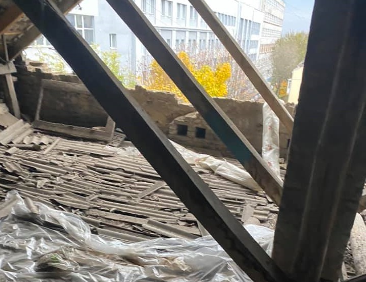 У Львові пронісся руйнівний буревій: повалив дерева, позривав дахи