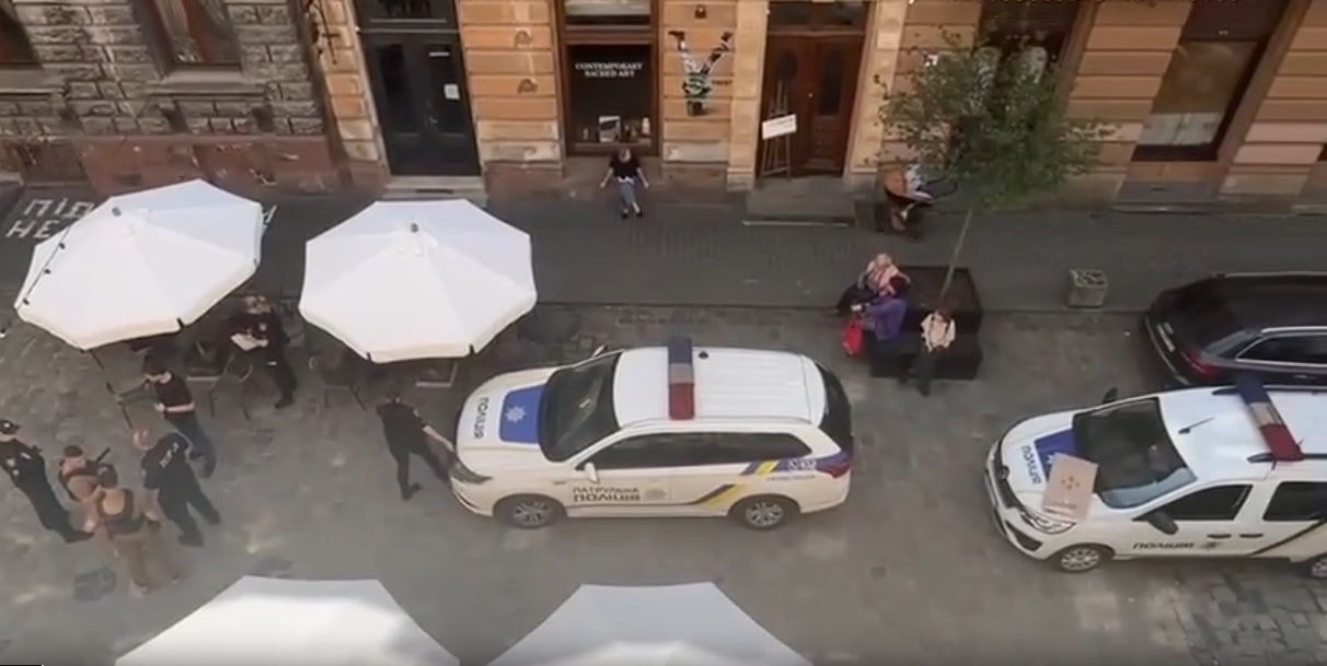 У центрі Львова чоловік палицею гамселив припарковані авто (відео)