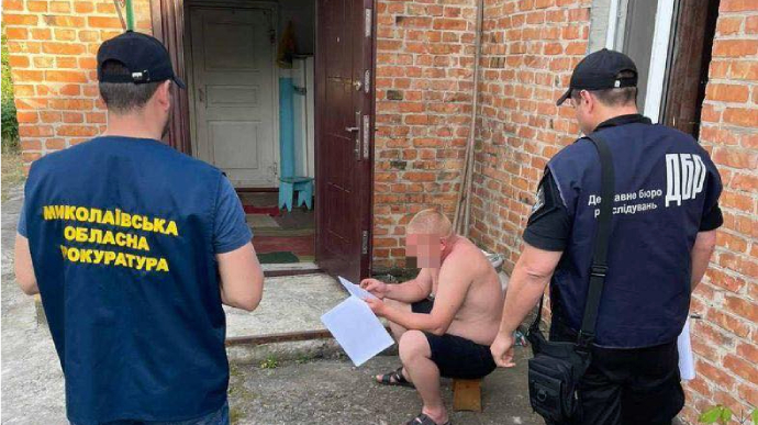 На Миколаївщині двоє поліцейських віддали табельну зброю росіянам