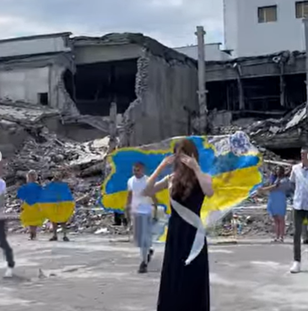 На Харківщині випускники станцювали вальс біля руїн палацу культури