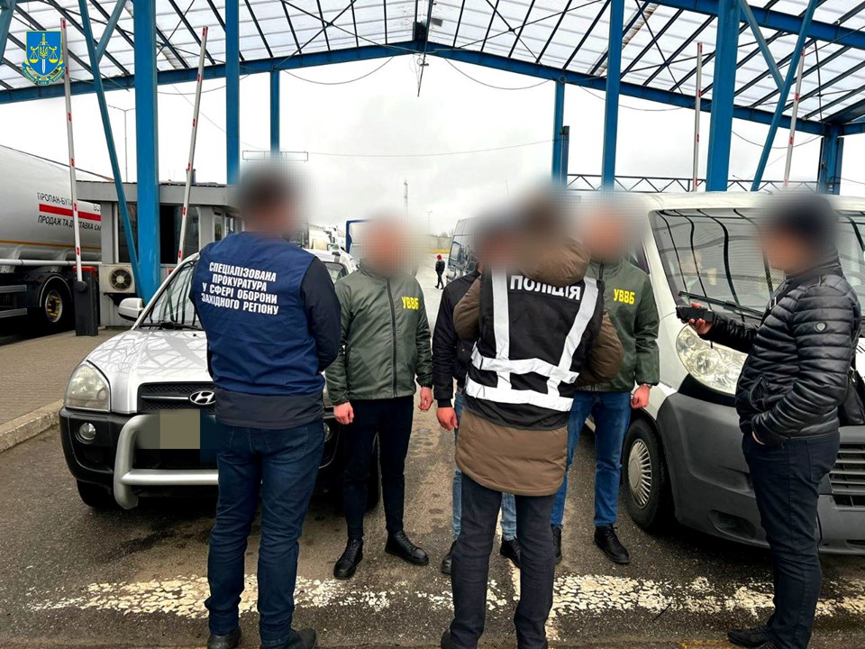 На Львівщині чоловік намагався підкупити прикордонника і виїхати за кордон