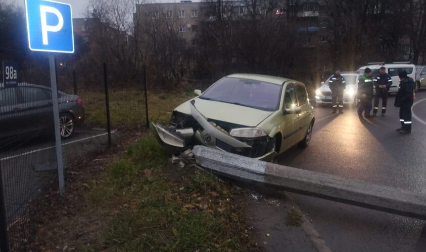 У Львові водійка пошкодила опору: комунальники відновлюють мережі
