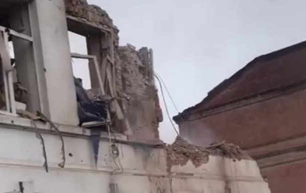 Рашисти обстріляли центр Куп'янська. Є поранені, під завалами люди