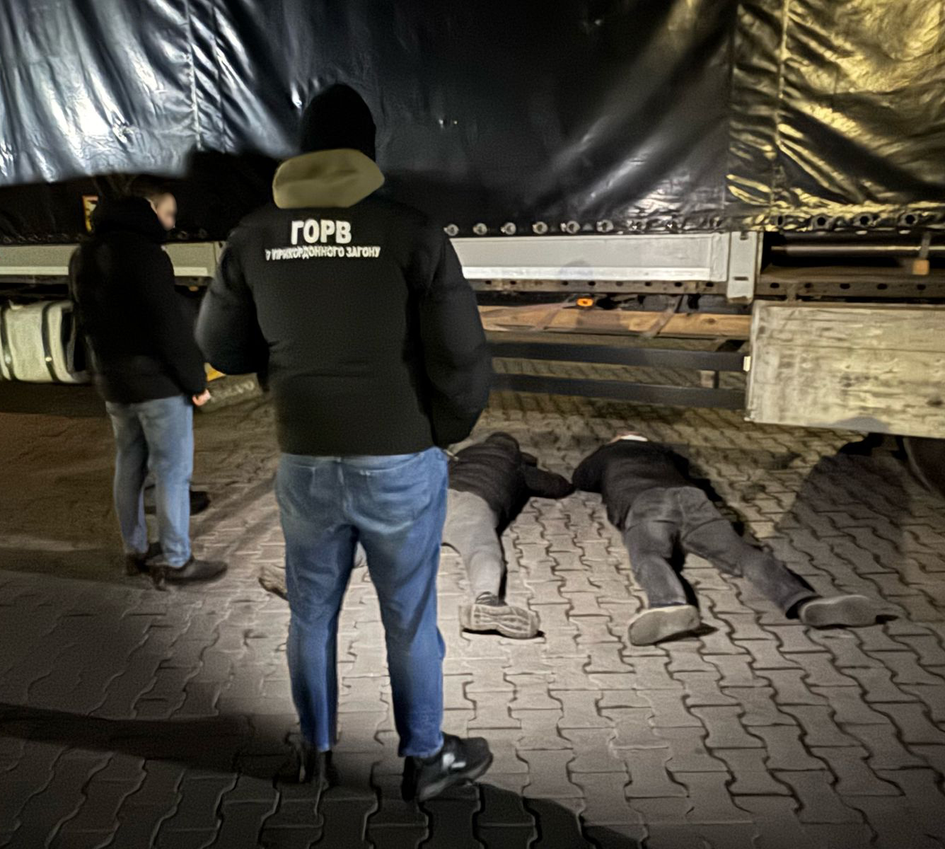За 11 тис. доларів у вантажівці - за кордон: правоохоронці Львівщини викрили зловмисників