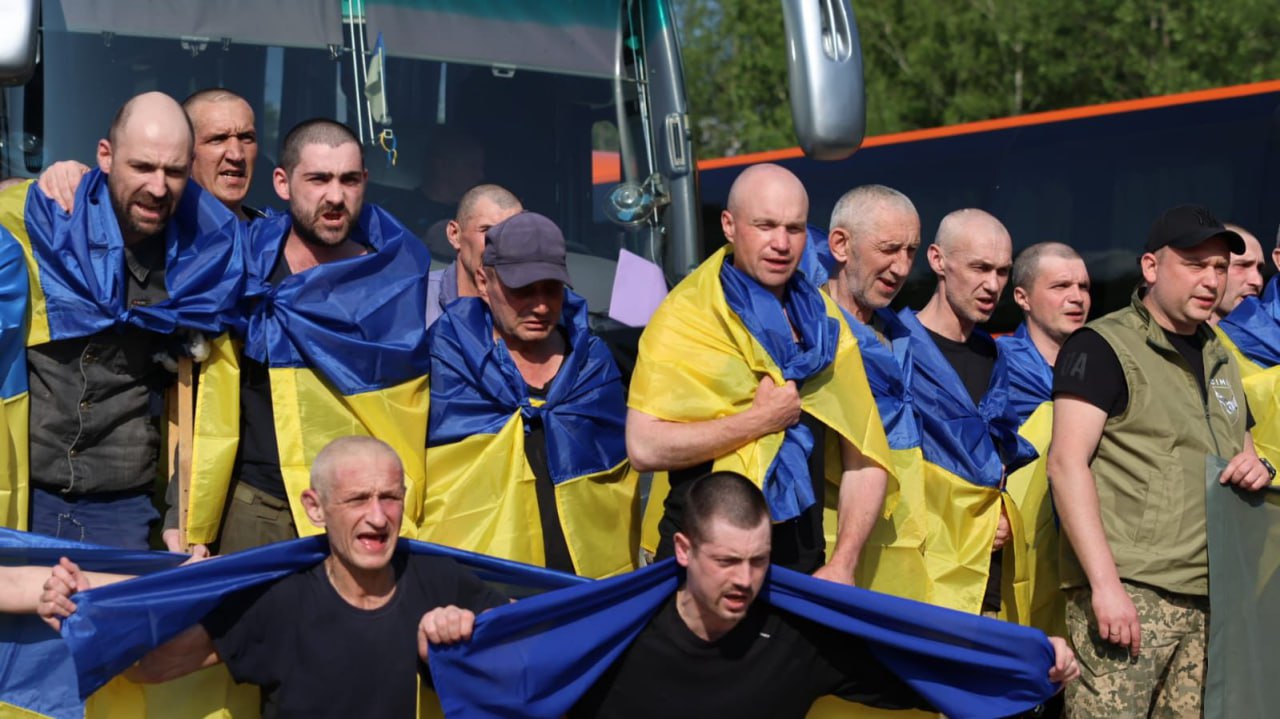 Відбувся другий етап обміну полоненими: повернулися поранені воїни (фото)