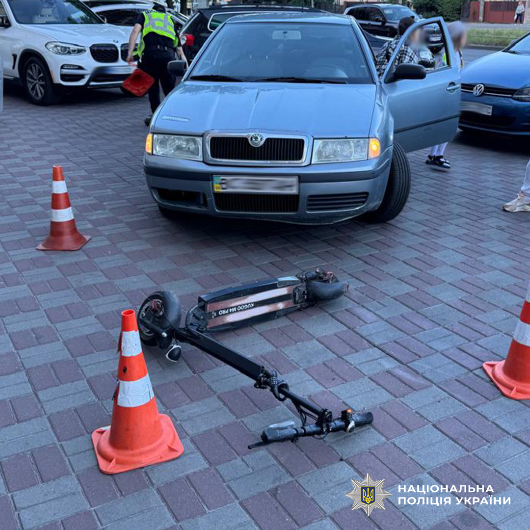 У Львові чоловік на самокаті потрапив під авто: фото з місця аварії