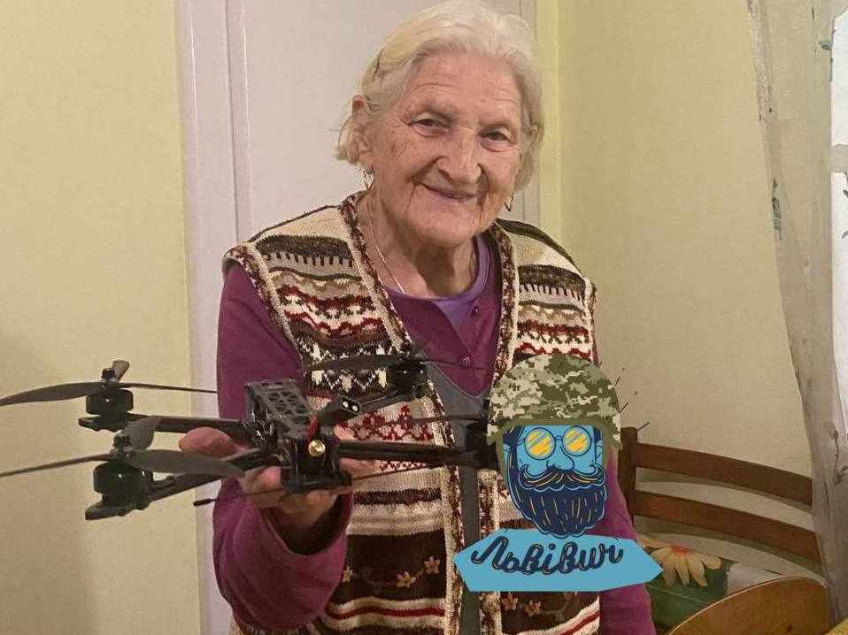 95-річна бабуся зі Львова подарувала десантникам 80-ки дрон. Фото дня