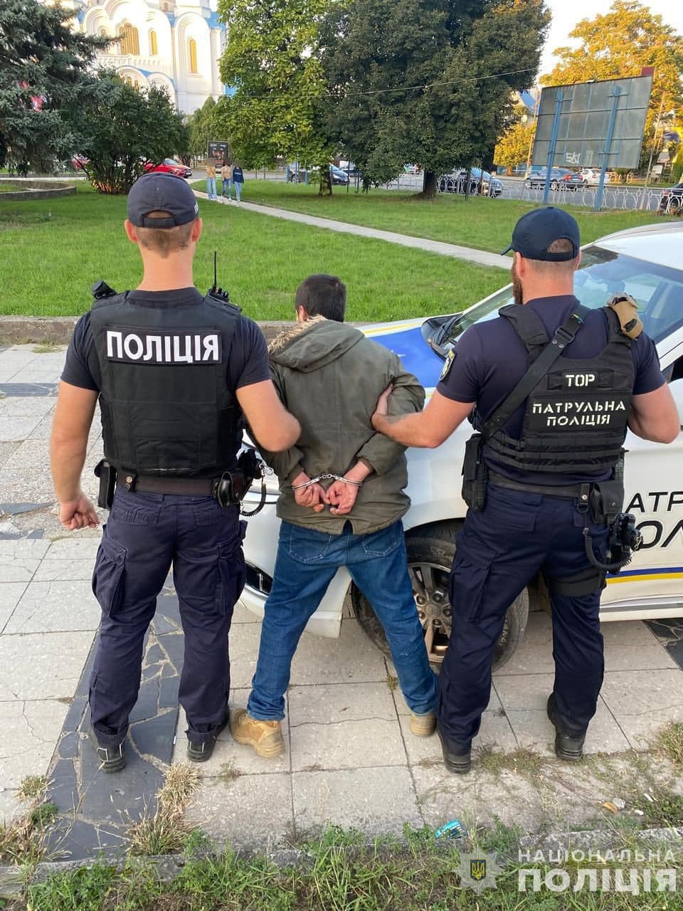 В Ужгороді чоловік кинув гранату з балкону третього поверху: є постраждалий