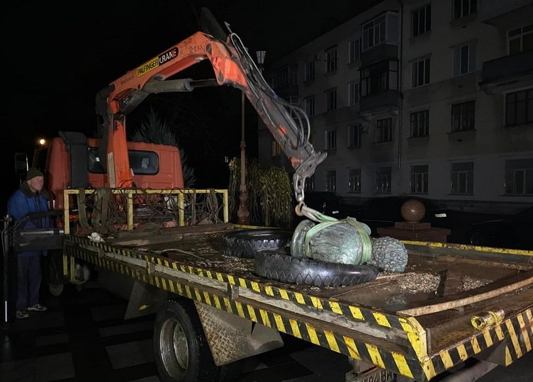 «Пушкін переїхав». У Житомирі демонтували пам’ятник російському поету