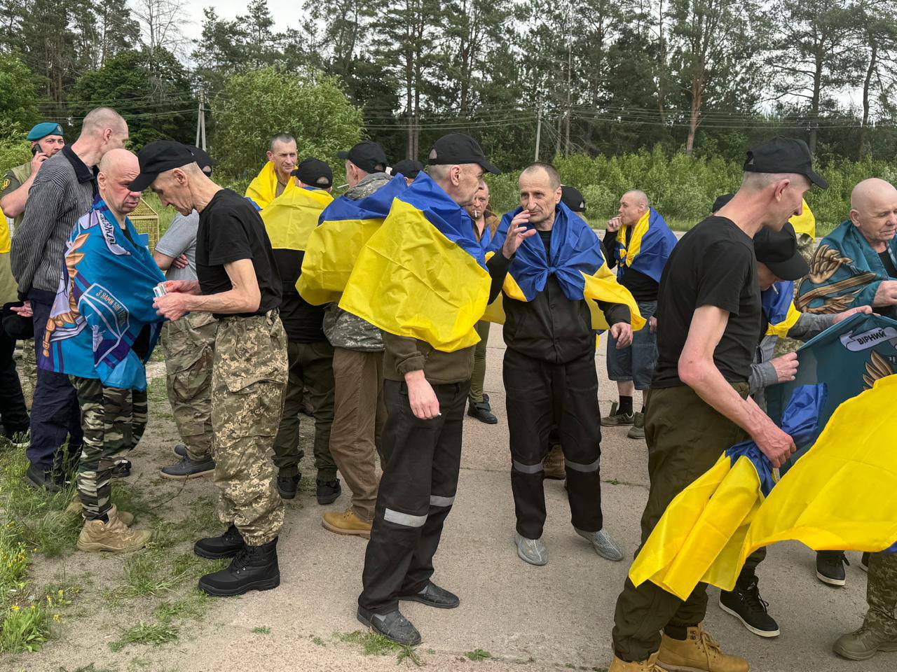 З'явилося відео повернення з полону українських захисників: серед звільнених — ті, хто пробув у неволі понад 3 роки
