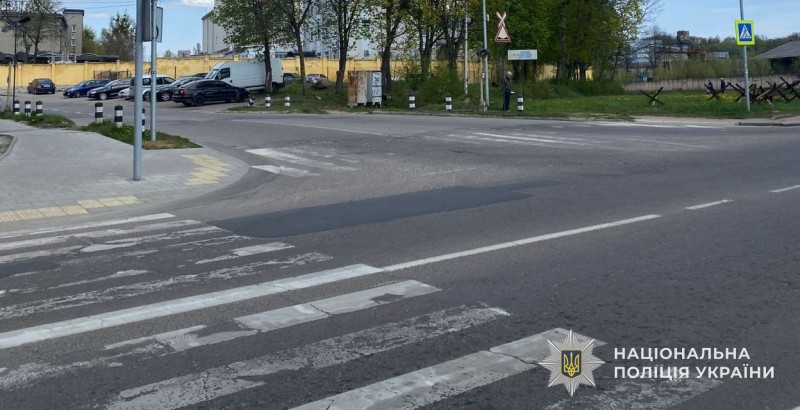У Львові скутерист збив пенсіонера та втік: поліція розшукує свідків ДТП