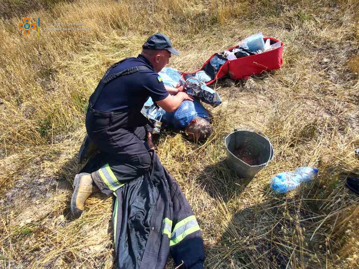 На Яворівщині у палаючому полі ячменю ледве не згорів чоловік