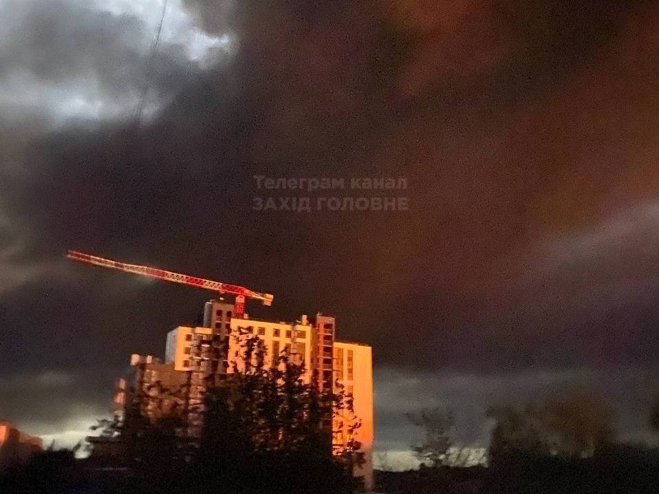 Удар РФ по промисловому об’єкту в Тернополі: пожежу досі гасять