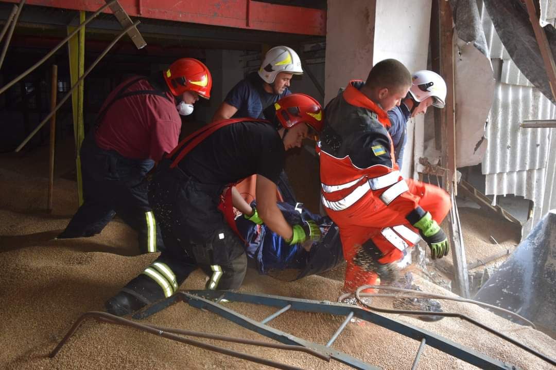 У Чернігові загинули три чоловіки, яких засипало зерном на елеваторі
