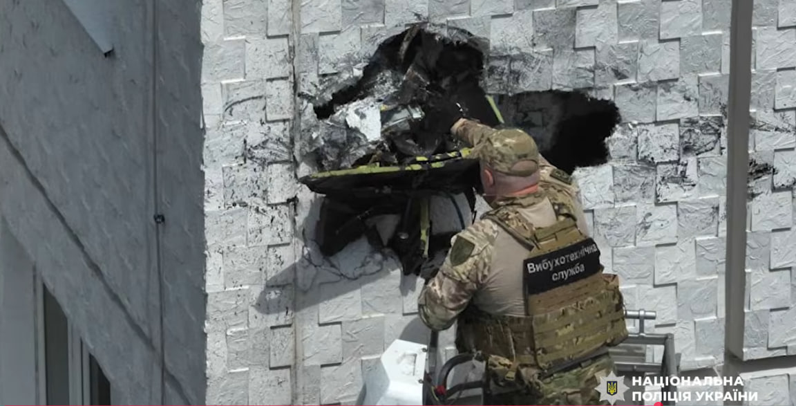 В Одесі шахед застряг у стіні будинку на 15 поверсі: Відео