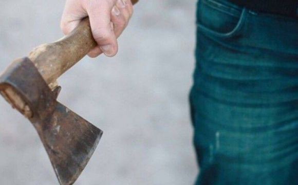 На Львівщині чоловік намагався сокирою вбити перехожого в парку: Деталі злочину