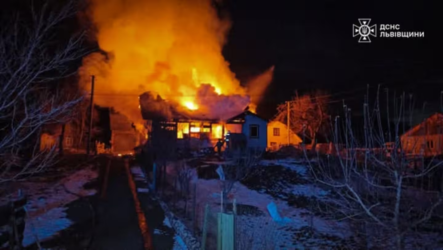 Вночі на Львівщині горів будинок: рятувальники повідомили деталі (фото)