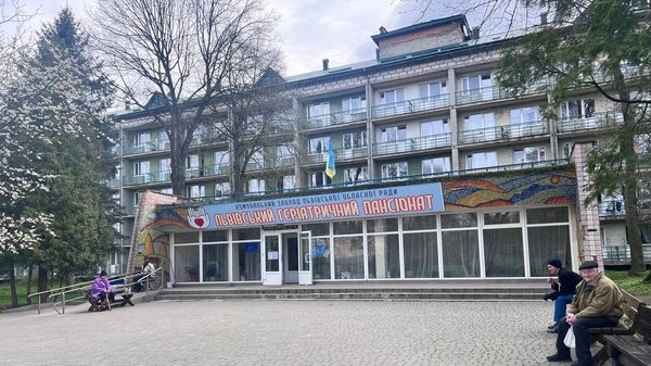 У дворі львівського геріатричного пансіонату знайшли мертвим чоловіка