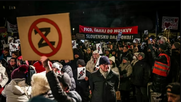 У Братиславі тисячі людей вийшли на протест проти зовнішньої політики Фіцо (фото)