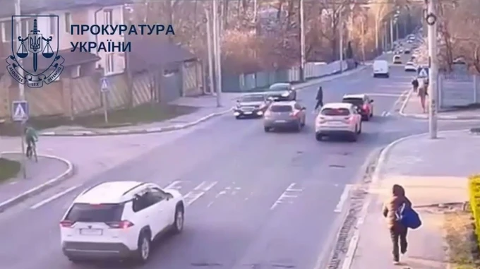 Під Києвом водій збив 13-річну дівчину на переході: дитина в комі (ВІДЕО)