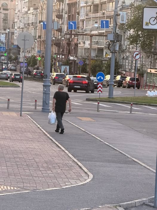 У центрі Києва побили доньку головреда «Фактів»: напад стався просто на зупинці