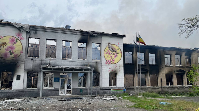 Росіяни обстріляли школу забороненими боєприпасами. Будівля згоріла вщент