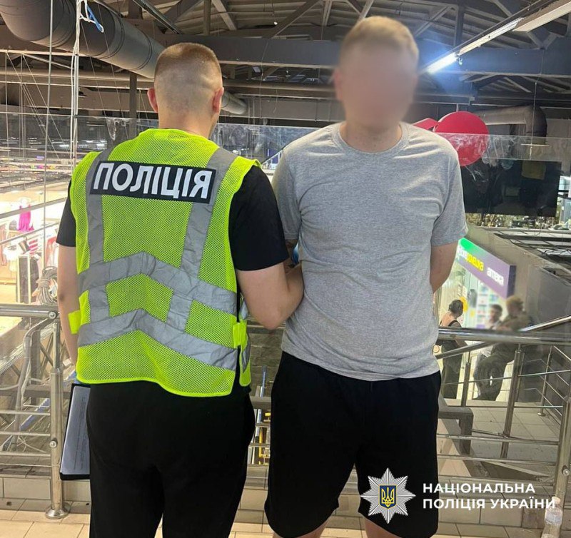 У Києві чоловік влаштував різанину у супермаркеті (фото)