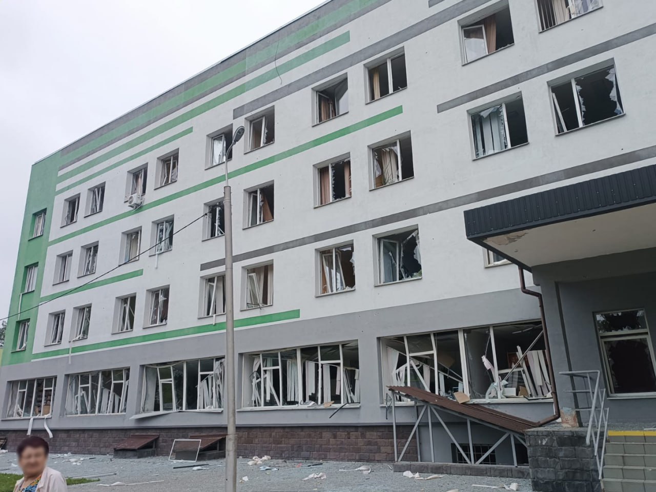 МОЗ: внаслідок нічного удару Росії по Києву пошкоджені три медзаклади (фото)