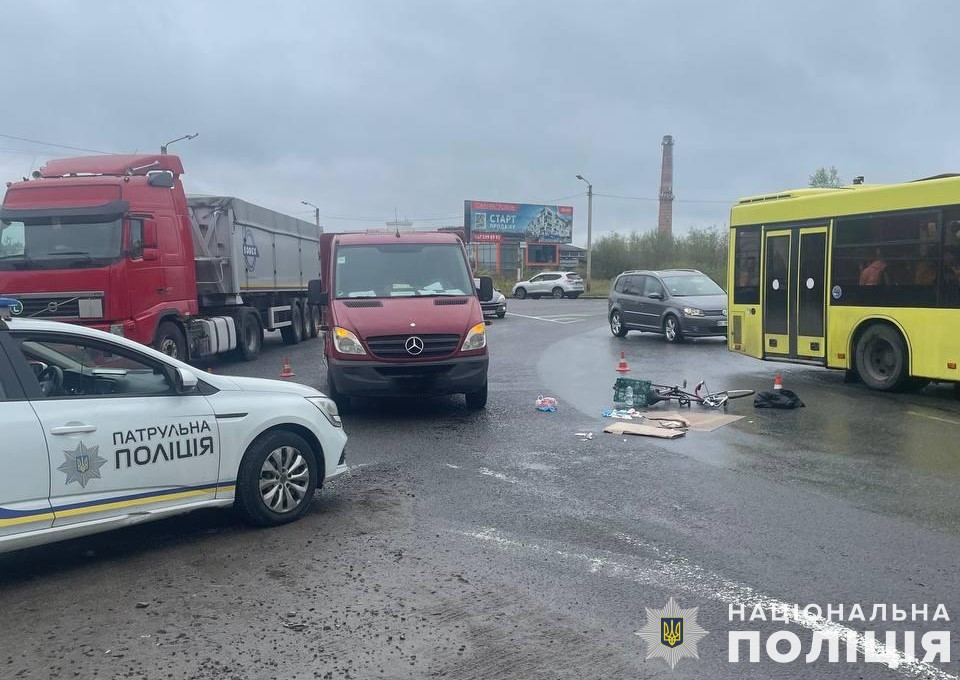 На Львівщині мікроавтобус збив велосипедиста: чоловік у реанімації