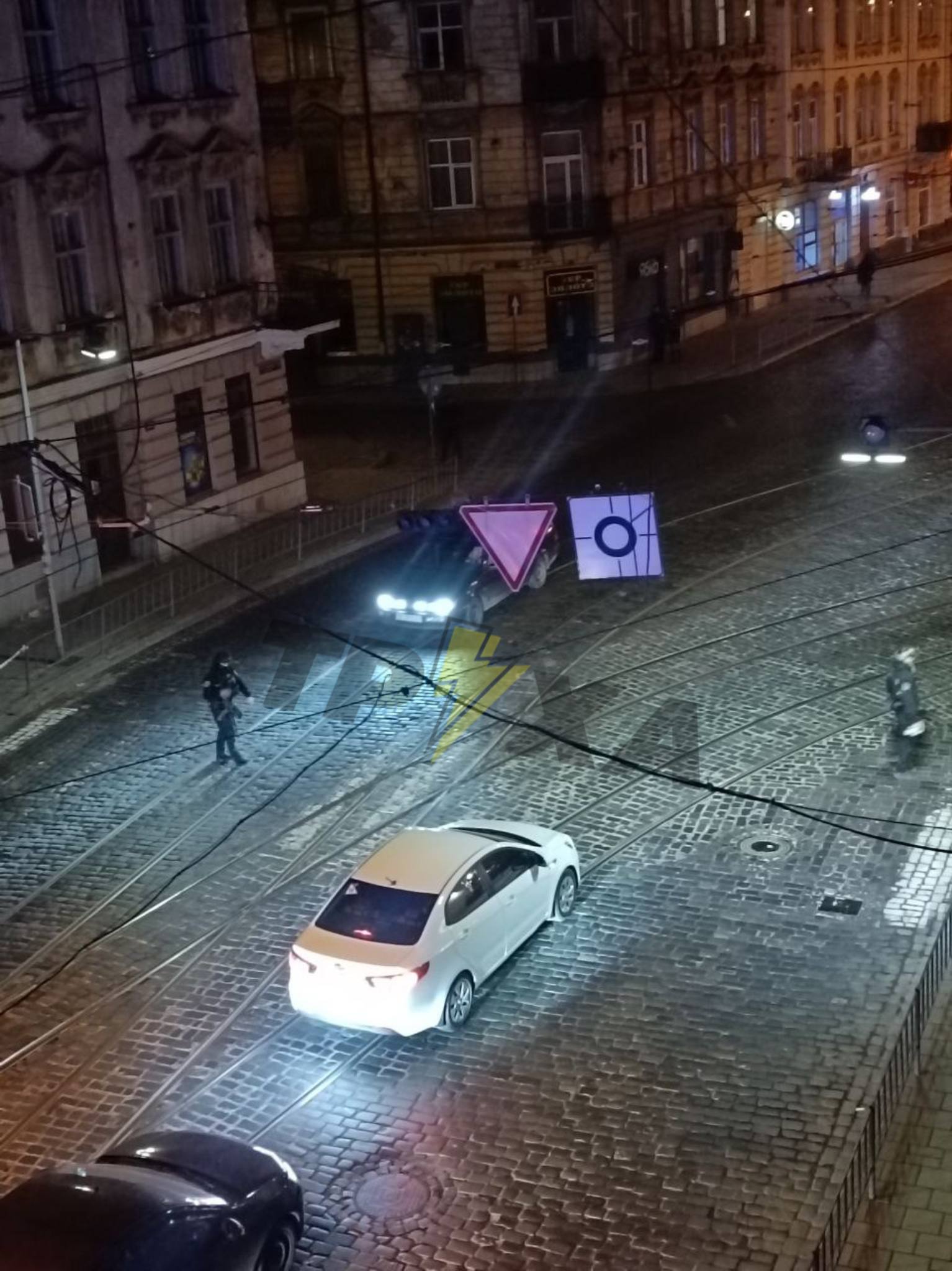У Львові раптово перекрили рух на одній з вулиць: підозра на вибухівку