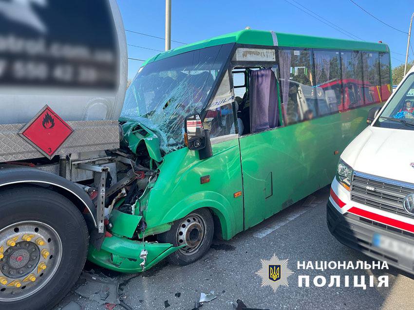 У Києві маршрутка в’їхала у вантажівку: щонайменше п’ятеро постраждалих