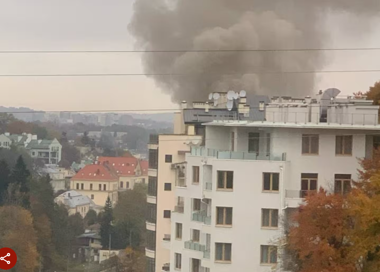 Через ранкову пожежу у Львові призупиняли рух транспорту