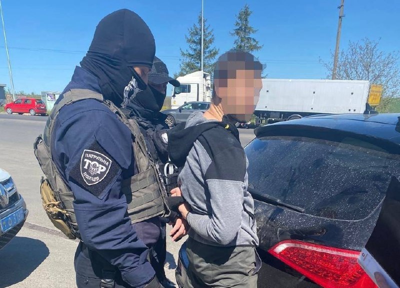 На Тернопільщині схопили псведоволонтерів, які купили собі на зібрані гроші люксові авто
