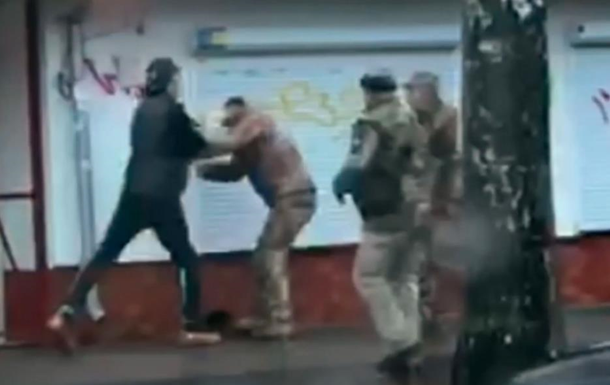 У Житомирі молодик побив працівника військкомату. Відео. Оновлено (від 17.01)